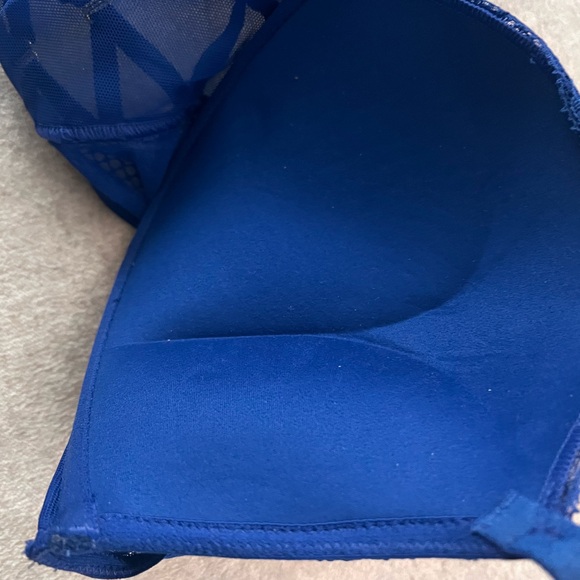 Victoria's Secret Deep Blue Lace Bra 2 cups pushup - Picture 2 of 2